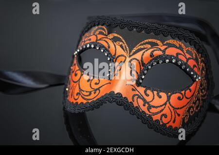 Tradizionale maschera di carnevale veneziana su sfondo nero. Foto Stock