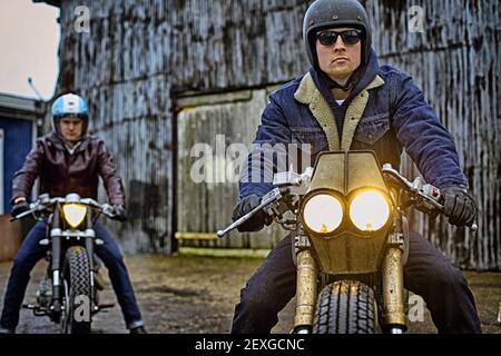 Due motociclisti su motociclette vintage su misura caferacers moto Foto Stock