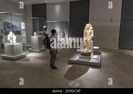 Museo Egizio a Torino - Febbraio 2021: I turisti osservano le classiche statue in pietra dell'epoca imperiale Foto Stock