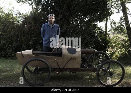 Uomo in piedi di fronte alla sua 1919 Grafton in strada di campagna Foto Stock