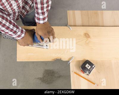 Hand-held seghetto per legno taglio, isolati su sfondo bianco, Seghetto da  traforo. Manuale del falegname attrezzo. Seghetto alternativo per il taglio  di legno compensato Foto stock - Alamy