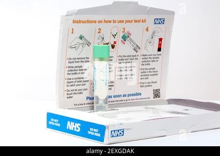 Kit per test di screening del cancro intestinale NHS. Foto Stock