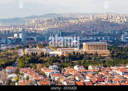 Ankara, Turchia - 9 febbraio 2021: Vista panoramica di Ankara con Anitkabir. Foto Stock