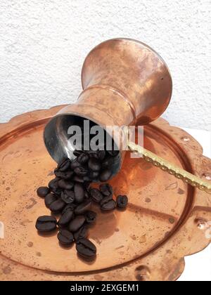 Caffettiera vintage. Chicchi di caffè con pentola retrò. Foto Stock