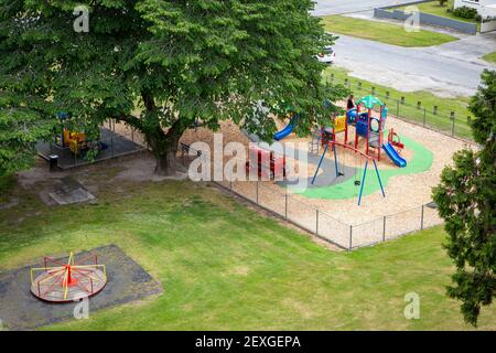 Guardando giù sul colorato parco giochi e parco dalla passerella sopra, Roxburgh, Central Otago, Nuova Zelanda Foto Stock