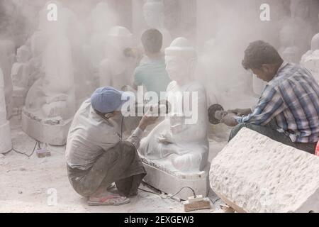 Tagliapietre in marmo in laboratorio Mandalay, Myanmar Foto Stock