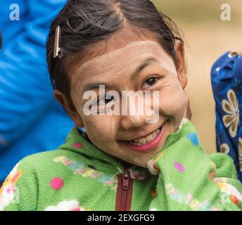 Ritratto di giovane ragazza a Myanmarvillage Foto Stock