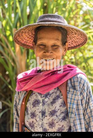 Ritratto di vecchia signora nel villaggio di Myanmar Foto Stock