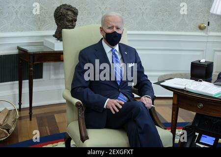 Washington, DC, Stati Uniti. 4 Marzo 2021. Il presidente degli Stati Uniti Joe Biden indossa una maschera protettiva mentre parla durante un incontro sulle infrastrutture con i membri della Casa ovale della Casa Bianca a Washington, DC, Stati Uniti, giovedì 4 marzo, 2021. Le infrastrutture statunitensi, comprese strade, ponti e fognature, hanno ricevuto un grado mediocre dalla American Society of Civil Engineers, una valutazione che aiuterà a sostenere il prossimo piano di Biden per un importante pacchetto di spesa per le infrastrutture. Credit: Oliver Contreras/Pool via CNP | Usage worldwide Credit: dpa/Alamy Live News Foto Stock