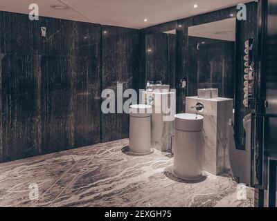 lussuoso bagno con un design moderno unico utilizzando ceramica - Dubai lusso Foto Stock