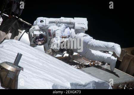 Gli astronauti della NASA Victor Glover durante una passeggiata spaziale per installare i kit di modifica dell'array solare sulla Stazione spaziale Internazionale 28 febbraio 2021 in Earth Orbit. I lavori di manutenzione supporteranno nuovi e più potenti array solari che saranno consegnati nelle prossime missioni SpaceX Dragon CARGO. Foto Stock