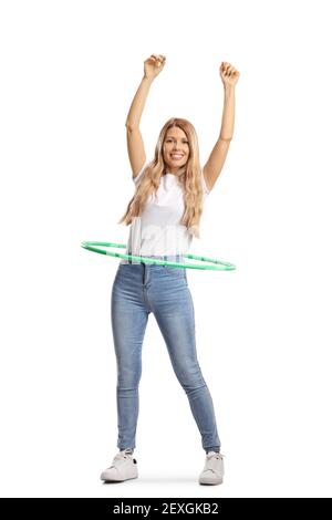 Ritratto a lunghezza intera di una giovane donna con capelli lunghi filatura di un hula hoop e sorridente isolato su sfondo bianco Foto Stock