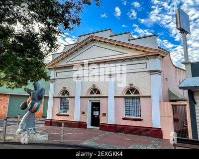 Facciata dell'ex edificio della Queensland National Bank, costruito nel 1919 nella città di Childers, regione di Bundaberg, Queensland, Australia Foto Stock