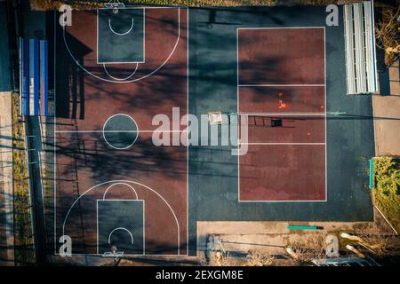 Vista dall'alto del campo da pallacanestro pubblico. Sopra vuoto campo sportivo vista dal drone. Foto Stock