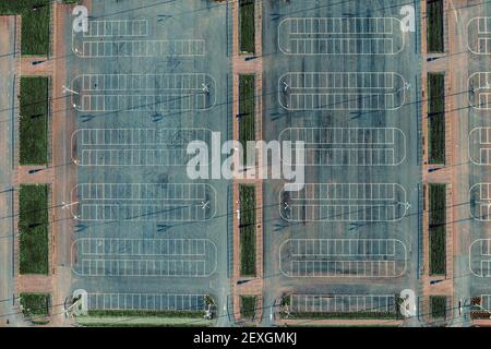 Parcheggio auto vuoto, vista dall'alto dal drone. Fondo urbano in cemento con linee bianche. Foto Stock