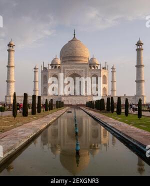 AGRA, INDIA - 26 MARZO 2019: Colpo di mattina del taj mahal e la sua riflessione in una piscina d'acqua Foto Stock