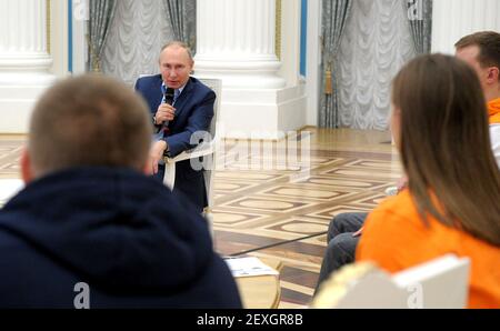 Mosca, Russia. 04 marzo 2021. Il presidente russo Vladimir Putin si rivolge ai partecipanti della campagna di volontariato a livello nazionale, noi siamo insieme, al Cremlino il 4 marzo 2021 a Mosca, in Russia. Credit: Planetpix/Alamy Live News Foto Stock