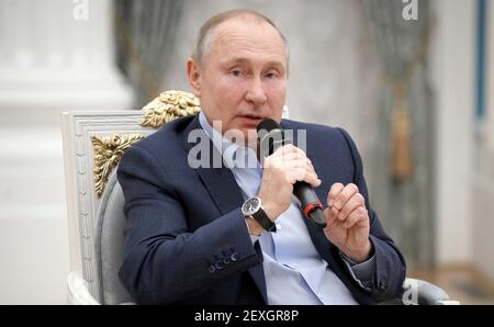 Mosca, Russia. 04 marzo 2021. Il presidente russo Vladimir Putin si rivolge ai partecipanti della campagna di volontariato a livello nazionale, noi siamo insieme, al Cremlino il 4 marzo 2021 a Mosca, in Russia. Credit: Planetpix/Alamy Live News Foto Stock