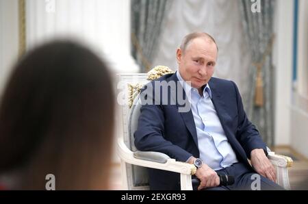 Mosca, Russia. 04 marzo 2021. Il presidente russo Vladimir Putin incontra i partecipanti della campagna di volontariato nazionale, noi siamo insieme, al Cremlino 4 marzo 2021 a Mosca, in Russia. Credit: Planetpix/Alamy Live News Foto Stock