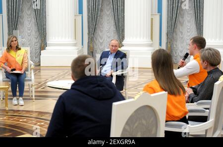 Mosca, Russia. 04 marzo 2021. Il presidente russo Vladimir Putin ascolta i partecipanti della campagna di volontariato a livello nazionale, noi siamo insieme, al Cremlino, il 4 marzo 2021 a Mosca, in Russia. Credit: Planetpix/Alamy Live News Foto Stock