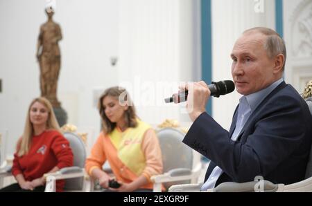 Mosca, Russia. 04 marzo 2021. Il presidente russo Vladimir Putin si rivolge ai partecipanti della campagna di volontariato a livello nazionale, noi siamo insieme, al Cremlino il 4 marzo 2021 a Mosca, in Russia. Credit: Planetpix/Alamy Live News Foto Stock