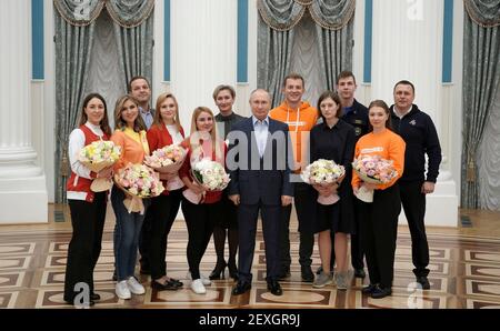 Mosca, Russia. 04 marzo 2021. Il presidente russo Vladimir Putin si pone con i partecipanti della campagna di volontariato nazionale, noi siamo insieme, al Cremlino 4 marzo 2021 a Mosca, Russia. Credit: Planetpix/Alamy Live News Foto Stock