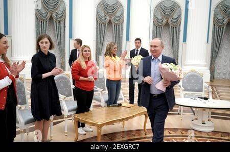 Mosca, Russia. 04 marzo 2021. Il presidente russo Vladimir Putin presenta fiori alle donne partecipanti alla campagna di volontariato nazionale, noi siamo insieme, al Cremlino 4 marzo 2021 a Mosca, Russia. Credit: Planetpix/Alamy Live News Foto Stock