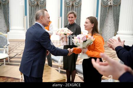 Mosca, Russia. 04 marzo 2021. Il presidente russo Vladimir Putin presenta fiori alle donne partecipanti alla campagna di volontariato nazionale, noi siamo insieme, al Cremlino 4 marzo 2021 a Mosca, Russia. Credit: Planetpix/Alamy Live News Foto Stock