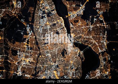 Le luci della città di Montreal viste di notte dalla Stazione spaziale Internazionale in orbita a 262 miglia sopra Québec, Canada. Foto Stock