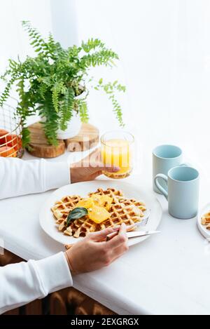 waffle fatti in casa su sfondo chiaro Foto Stock