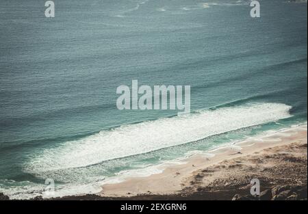 Vista aerea di una spiaggia con onde Foto Stock