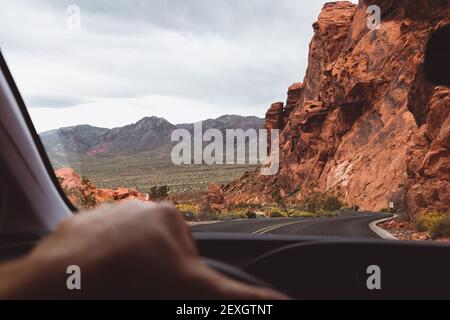 Driver POW di strada del deserto per le montagne nella Valle del fuoco, Nevada Foto Stock