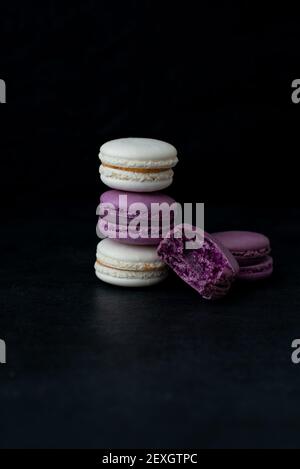 I macaroni impilati da vicino su sfondo scuro Foto Stock