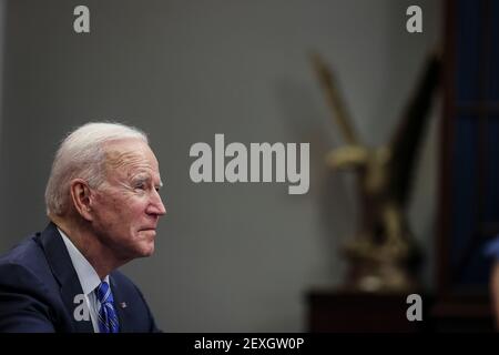 Washington, DC. 4 Marzo 2021. Il presidente degli Stati Uniti Joe Biden parla durante una chiamata virtuale per congratularsi con il team della perseveranza della NASA per il successo dell'atterraggio della rover su Marte nella stanza Roosevelt della Casa Bianca giovedì 4 marzo 2021 a Washington, DC. Il presidente ha detto al team: "Possiamo atterrare una rover su Marte, possiamo sconfiggere una pandemia e con scienza, speranza e visione, non c'è una cosa maledetta che non possiamo fare come paese."credito: Oliver Contreras/Pool via CNP | Use Worldwide Credit: dpa/Alamy Live News Foto Stock