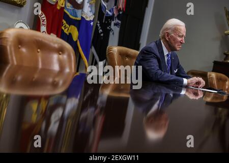 Washington, DC. 4 Marzo 2021. Il presidente degli Stati Uniti Joe Biden parla durante una chiamata virtuale per congratularsi con il team della perseveranza della NASA per il successo dell'atterraggio della rover su Marte nella stanza Roosevelt della Casa Bianca giovedì 4 marzo 2021 a Washington, DC. Il presidente ha detto al team: "Possiamo atterrare una rover su Marte, possiamo sconfiggere una pandemia e con scienza, speranza e visione, non c'è una cosa maledetta che non possiamo fare come paese."credito: Oliver Contreras/Pool via CNP | Use Worldwide Credit: dpa/Alamy Live News Foto Stock