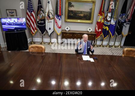 Washington, DC. 4 Marzo 2021. Il presidente degli Stati Uniti Joe Biden parla durante una chiamata virtuale per congratularsi con il team della perseveranza della NASA per il successo dell'atterraggio della rover su Marte nella stanza Roosevelt della Casa Bianca giovedì 4 marzo 2021 a Washington, DC. Il presidente ha detto al team: "Possiamo atterrare una rover su Marte, possiamo sconfiggere una pandemia e con scienza, speranza e visione, non c'è una cosa maledetta che non possiamo fare come paese."credito: Oliver Contreras/Pool via CNP | Use Worldwide Credit: dpa/Alamy Live News Foto Stock