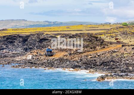 AHU (piattaforma) in fase di restauro sulla costa di AHU Akahanga sulla costa meridionale dell'isola di Pasqua (Rapa Nui), Cile Foto Stock