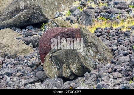 Grande testa di moai spezzata e rovesciata e pukao di una posa a terra su pietre e rocce a AHU Akahanga sulla costa meridionale dell'isola di Pasqua (Rapa Nui) Foto Stock