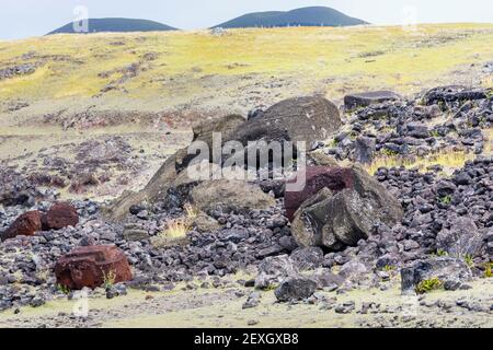 Grande testa di moai spezzata e rovesciata e pukao di una posa a terra su pietre e rocce a AHU Akahanga sulla costa meridionale dell'isola di Pasqua (Rapa Nui) Foto Stock