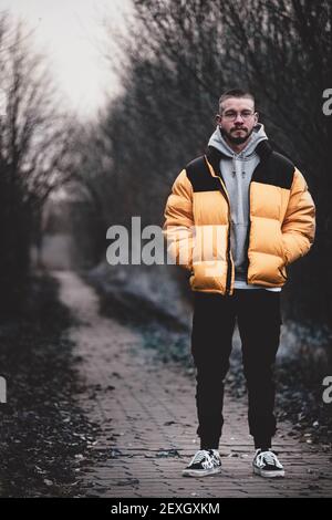 Un colpo verticale di un maschio Europen con rivestimento in un parco Foto Stock