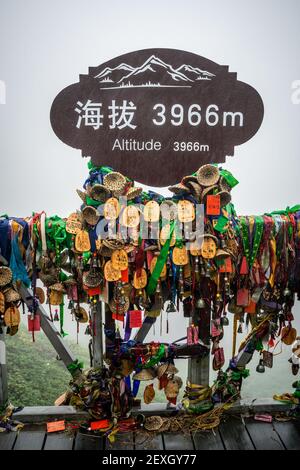 Dali Cina , 7 ottobre 2020 : veduta verticale del segno di altitudine di cima 3960m alto nella montagna di Cangshan sulla tempesta giorno di tempo piovoso in Cina di Dali Yunnan Foto Stock