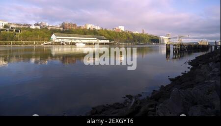 Thea Foss Waterway Waterfront Ridge of Buildings North Tacoma Washington Foto Stock