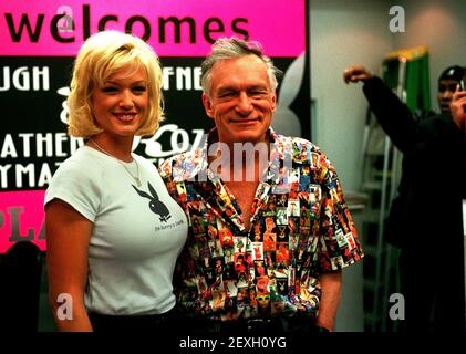 Hugh Hefner e 1999 Playmate dell'anno Heather Kozar, in occasione di una firma alla Tower Records di Londra Foto Stock