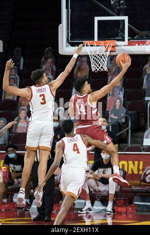 Stanford Cardinal Forward Spencer Jones (14) tenta un layup inverso Dopo i Tram della California Meridionale, si passa in direzione di Isaiah Mobley (3) durante un Uomini NCAA Foto Stock