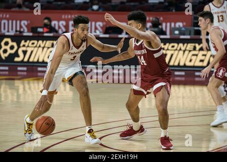 I Tram della California del Sud in avanti Isaiah Mobley (3) guarda alla guida Passato Stanford Cardinal avanti Spencer Jones (14) durante un NCAA basket maschile Foto Stock