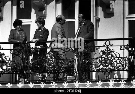 Robert Maxwell deceduto ex editore di Mirror Group Newspaper Talks Con Neil Kinnock un balcone a Brighton mentre sua moglie Betty parla con Glenysdbase, moglie di Neil Foto Stock