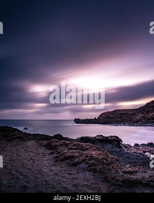 Un'immagine verticale dell'affascinante paesaggio costiero di El Golfo al tramonto Foto Stock