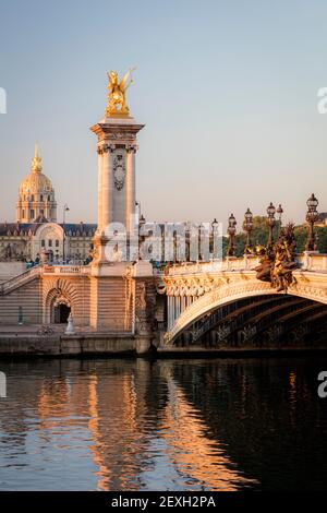 Sole di mattina presto all'alba sulla Senna, Pont Alexandre III e Hotel des Invalides, Parigi, Ile-de-France, Francia Foto Stock