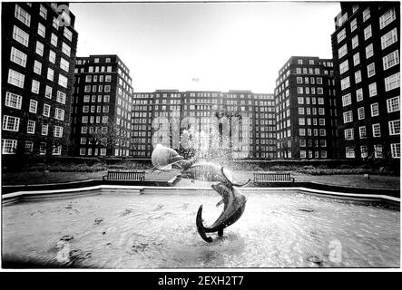 STATUA DELLA FONTANA DEL DELFINO IN PIAZZA DEL DELFINO PIMLICO IL BLOCCO DI APPARTAMENTI DOVE MORÌ IAIN MILLS MP Foto Stock