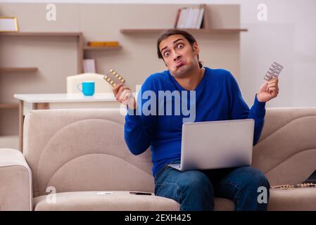 Giovane uomo che soffre a casa Foto Stock